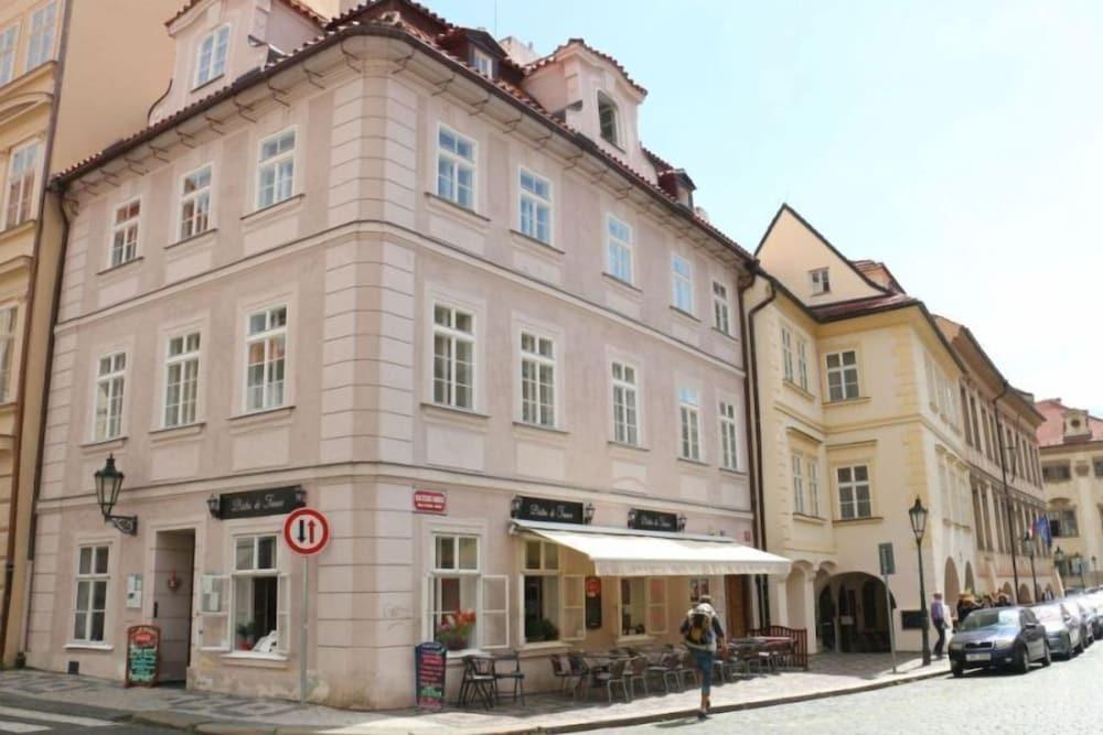 Hotel At The Golden Scissors Praga Exterior foto